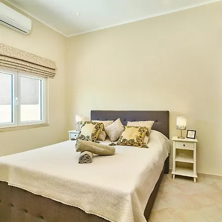 Vila Sleeps 6 Wifi *