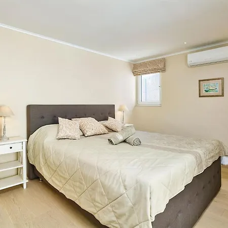 Sleeps 6 Wifi
