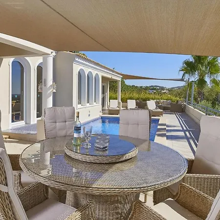 Sleeps 6 Wifi Villa