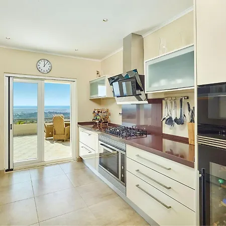 Sleeps 6 Wifi Villa